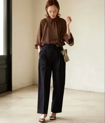 슬로브 이에나 턱 팬츠 네이비