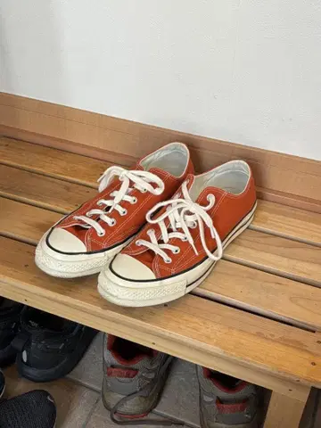 CONVERSE 척테일러 오렌지 로우컷 스니커즈 컨버스