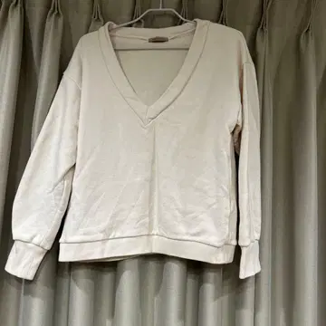 BEAMS V넥 맨투맨