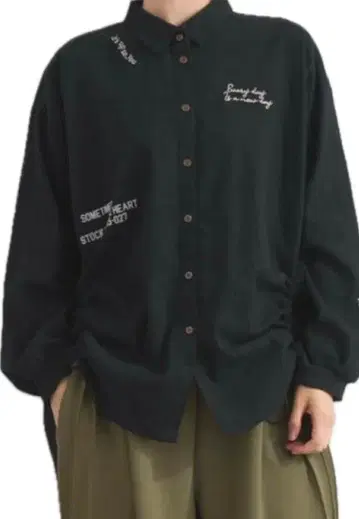 IRIEY 슬라브 기모 랜덤 로고 셔링 셔츠 2025 신상