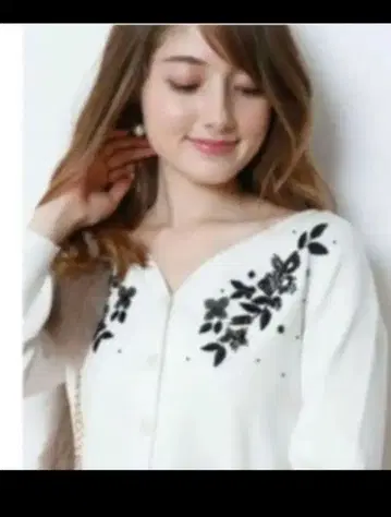 택 포함 새상품 Apuweiser-riche 비즈 자수 가디건