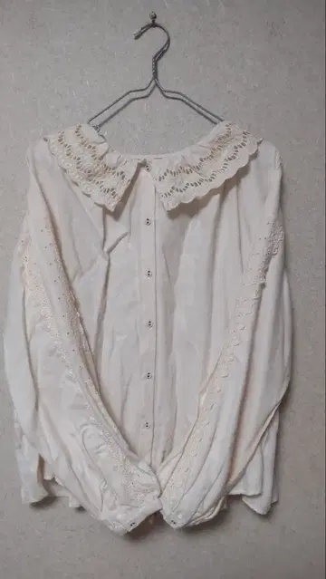 사만사 모스모스 스캘럽 레이스 블라우스