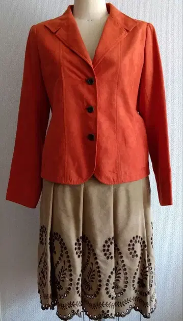 오렌지 자켓과 베이지 스커트 셋업