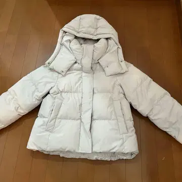 화이트 후드 부착 다운 자켓