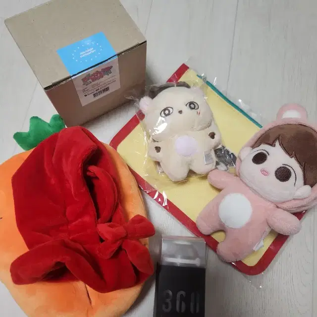 박지훈 미니 응원봉 키링 훈끼 소심이 컵 파우치 판매