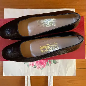 새상품 Ferragamo 페라가모 펌프스 블랙 악어 무늬 23.5cm