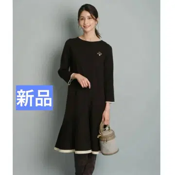 저스길리티 브로치 부착 페플럼 니트 원피스