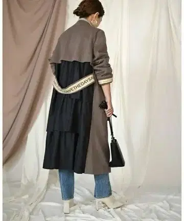 Eimee Law 로고 테이프 벨트 백 티어드 프릴 울 코트 브라운