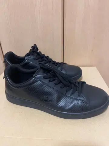LACOSTE 블랙 가죽 스니커즈