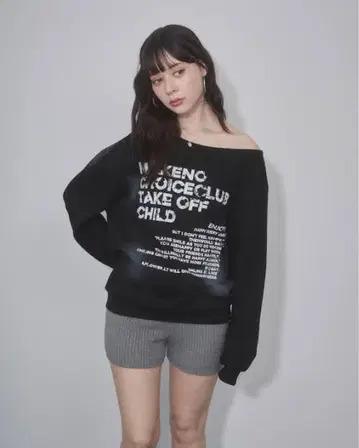 ENVYM 오프숄더 프린트 맨투맨 상의