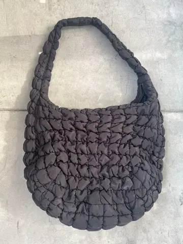 cos 오버 사이즈 퀼트 숄더백 블랙