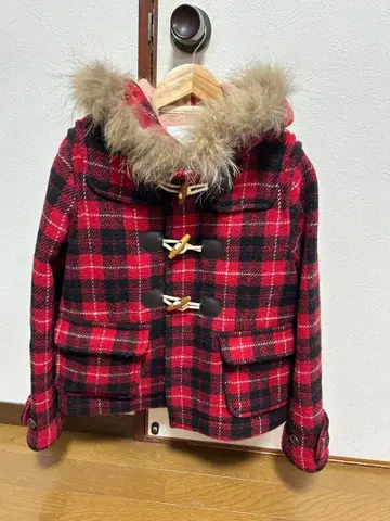 빨간색 체크 무늬 더플 코트 후드 부착