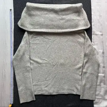 케이 시라하타 오프숄더 스웨터 라이트 그레이