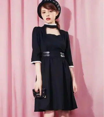 EATME 벨티드 데콜테 원피스 이토미 블랙 원피스