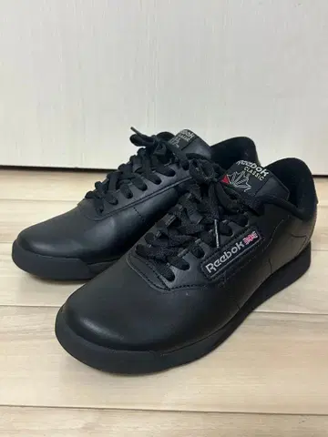 새상품급 Reebok 블랙스니커즈 24.0cm