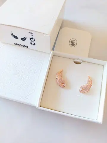 새상품 SWAROVSKI Idyllia 깃털 귀걸이 스와로브스키