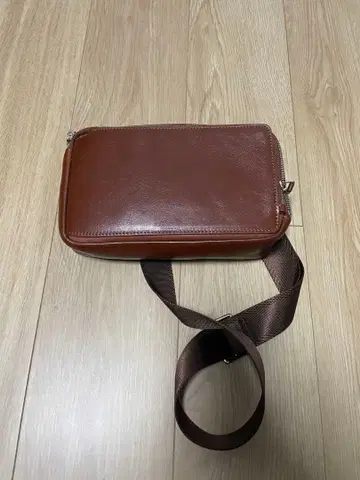 브라운 가죽 바디백