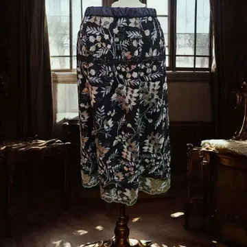 자수 장식 네이비 맥시 스커트