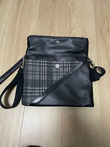 합성 피혁 체크 무늬 숄더백