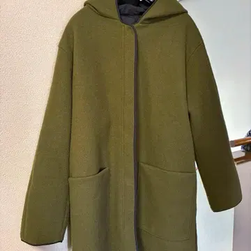 후드 부착 올리브색 롱 코트