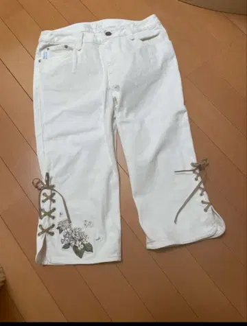 [ 핑크하우스 ] 무릎 아래 기장 화이트 데님 팬츠 플라워 아플리케