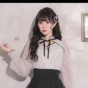 pium  바이컬러 레이스 케이프 긴팔 블라우스 화이트