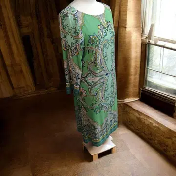 페이즐리 무늬 그린의 긴팔 무릎 기장 원피스