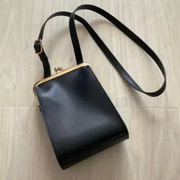 [새상품급] LIVE IN COMFORT 가마구치 숄더백 블랙