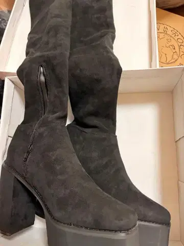 블랙 스웨이드 롱 부츠 하이힐