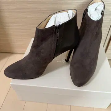 새상품! 다크 브라운 앵클부츠 8.5cm 힐