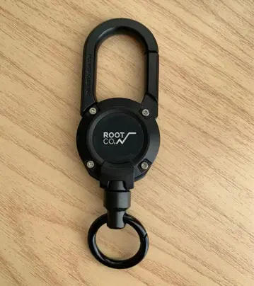 ROOT CO. 카라비너 달린 코드 릴 키링 블랙