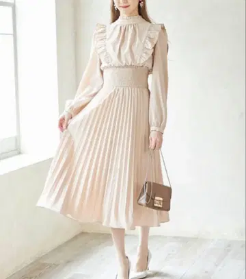 뒷 리본 포함 프릴 장식 허리 셔링 절개 플리츠 원피스 베이지 M