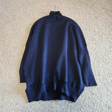 볼지 네이비 하이넥 볼륨 상의 투모로우랜드