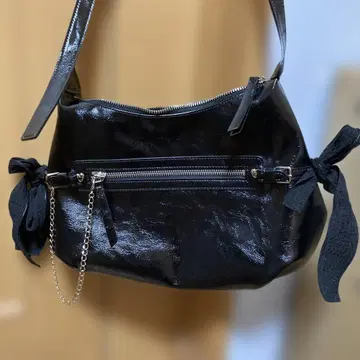 ROMANTIC BASKET 하트 리본 블랙 광택 숄더백