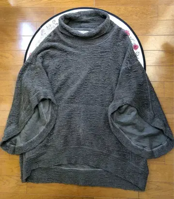 [쉐어 스피릿] 다크 그레이 터틀넥 변형 소매