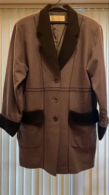 고급 모 100% 어깨 패드 쇼와 투톤 컬러 코트