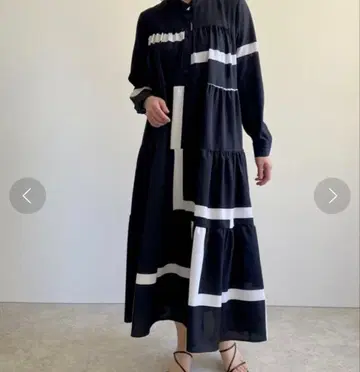 새상품급 뮬달 라인 프린트 티어드 원피스 모노톤 화이트 블랙