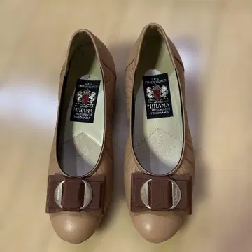 MIHAMA 베이지 리본 포함 플랫 펌프스