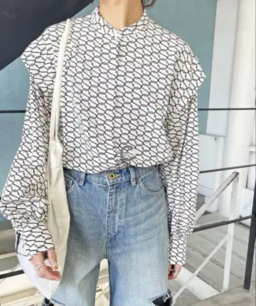 스픽 앤 스팬 모노그램 프린트 레이어 슬리브 블라우스