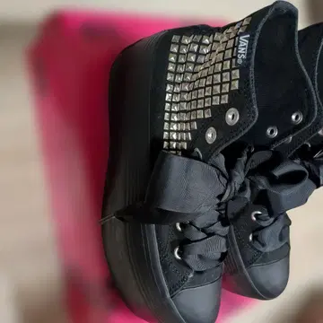 VANS 스터드 장식 블랙 스니커즈 통굽