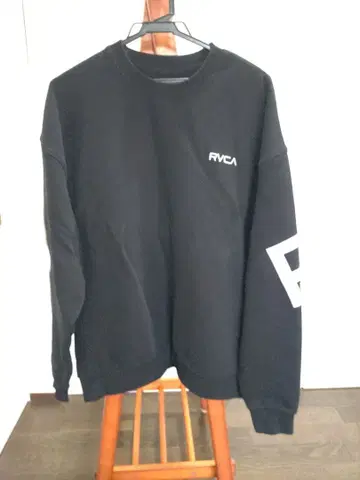 RVCA 블랙 맨투맨 트레이닝복