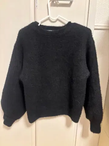 로페피크닉 블랙 긴팔 스웨터