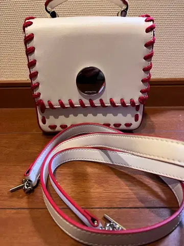 ADINA MUSE 화이트/레드 스티치 디자인 숄더백