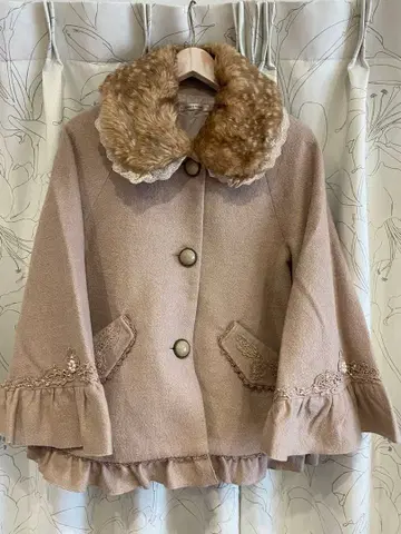 퍼 달린 베이지 코트