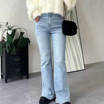 PM 사이즈 [슬림 레그 연출] 로고 패치 포함 스트레치 플레어 데님