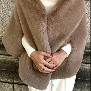 JENNE 리치 볼륨 퍼 케이프 이번 시즌 택 포함 새상품 판초