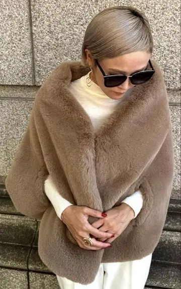 JENNE 리치 볼륨 퍼 케이프 이번 시즌 택 포함 새상품 판초