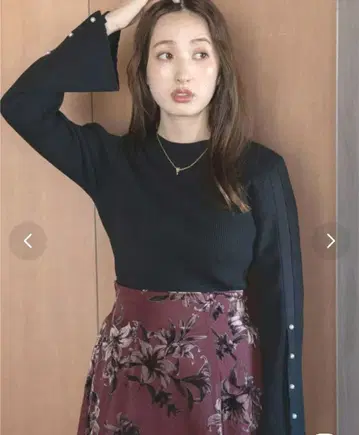 노엘라 버튼 슬릿 디자인 니트