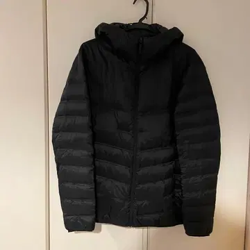 유니클로 울트라 라이트 다운 심리스 후드티 블랙