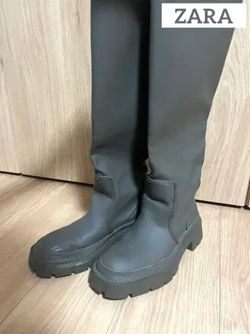 [ 새상품급 ] ZARA 러버 플랫 부츠 38 사이즈